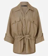 Campera tipo parka de la marca Marfinno, confeccionada en mezcla de algodón, viscosa y lino en color beige. Presenta cuello camisero, cierre frontal con botones, bolsillos con solapa en el pecho y cintura ajustable con cordón y lazo. Las mangas son largas con puños abotonados.