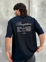 Remera negra de corte oversize con estampado en la espalda con la palabra "Perception" y un texto con mensajes motivacionales.