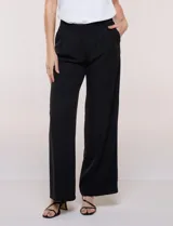 Pantalón de vestir de tiro alto, color beige, con corte wide leg y pinzas frontales.