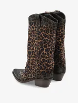 Bota de caña media estilo western, confeccionada en cuero con estampado animal print de leopardo y acabado desgastado. Presenta un taco cuadrado bajo y punta ligeramente afinada.