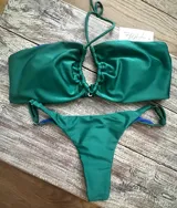 Top de bikini verde esmeralda con tirantes finos que se atan al cuello y espalda.