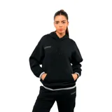 Canguro deportivo Umbro color negro con capucha ajustable mediante cordones, bolsillo frontal tipo canguro y detalles de franjas grises en puños y ruedo. Presenta el logo de la marca bordado en el pecho.