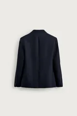 Blazer de corte regular fit confeccionado en tejido con lana, color marrón oscuro. Cuenta con cuello de solapas de muesca, manga larga con botones en los puños, bolsillos de vivo en el pecho y en la cadera, bolsillo interior y cierre frontal de un botón.