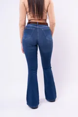 Jean de corte oxford con tiro alto, confeccionado en denim azul oscuro. Presenta un diseño ajustado en la parte superior que se ensancha gradualmente desde la rodilla hacia el ruedo.