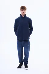 Buzo de micro polar azul marino con cuello alto y cierre frontal parcial. Presenta mangas largas y un diseño de calce cómodo.