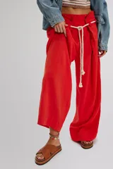 Sandalias planas modelo Santa Fe con tiras cruzadas de cuero negro, plantilla anatómica de corcho y suela de goma.