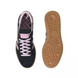 Zapatillas Adidas Handball Spezial de gamuza color negro con detalles en rosa, incluyendo las tres tiras laterales, el talón y los cordones. La suela es de goma color caramelo.