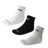 Pack de tres pares de medias deportivas tobilleras de New Balance. Incluye un par blanco, un par negro y un par gris jaspeado. Todas las medias tienen el logo de New Balance bordado en el tobillo.