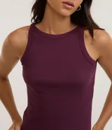 Blusa musculosa básica de color negro, confeccionada en tejido acanalado de algodón con elastano, con cuello redondo y diseño ajustado.