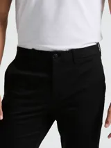 Pantalón chino para hombre con bolsillos delanteros diagonales, cierre y botón en la cintura. Logo bordado a tono. Confeccionado en 98% algodón y 2% elastano para mayor confort y flexibilidad.