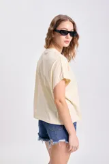 Camiseta amarilla de manga corta con corte holgado.