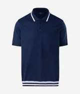 Remera polo azul marino de media malla con cuello y bajo a rayas blancas. Tiene cuello abotonado y mangas cortas.