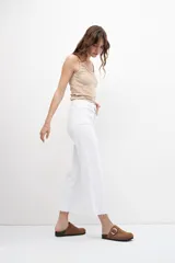 Pantalón jean culotte blanco con bolsillos laterales y terminación desflecada.