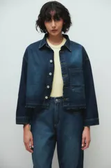 Pantalón de jeans azul oscuro, de tiro medio y corte holgado, estilo carpintero.