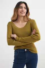 Sweater de manga larga color verde mostaza, con escote redondo amplio y tejido acanalado vertical.