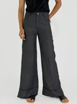 Pantalón palazzo color ladrillo, de tiro alto y corte amplio. Confeccionado en lino.