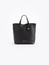 Cartera tipo tote bag pequeña de cuero vacuno negro con diseño de abejas grabadas en bajo relieve. Cuenta con doble asa de mano, correa ajustable y un tag colgante con dije metálico en forma de abeja.