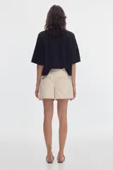 Remera cropped de algodón con efecto lavado, cuello redondo, mangas cortas y bordado "PASTICHE" en el pecho.