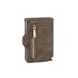 Billetera de cuero marrón con cierre y capacidad para múltiples tarjetas.