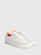 Zapatillas urbanas Calvin Klein Jeans, modelo Classic Cupsole, de color blanco con detalles en beige y forro interior en color naranja. Presentan logo de la marca en la mediasuela, el tobillo y el lateral.