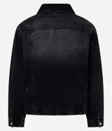 Campera masculina de jean negro con efecto desteñido, modelo boxy, con cuello solapa, manga larga con puño abotonado, cierre frontal con botones, bolsillos grandes y recortes.