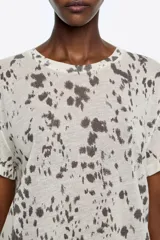 Camiseta de corte holgado con escote redondo y manga corta, confeccionada en una mezcla de lyocell y lana con estampado de manchas abstractas.