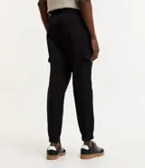 Pantalón jogger negro de sarga de algodón y elastano, con bolsillos cargo laterales y tobillos ajustados.
