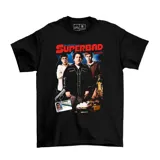 Remera negra de algodón con estampado gráfico frontal inspirado en la película Superbad, incluyendo a los personajes principales, una identificación de McLovin, una botella de alcohol y una patrulla de policía.