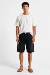 Bermuda de jean de corte ancho y tiro medio, color negro con efecto lavado.