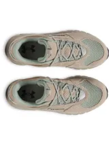 Championes Under Armour modelo Summit Trek Suede, con diseño inspirado en los años 90. Presentan una parte superior de malla ligera en color verde oliva con superposiciones de gamuza en tono beige, mediasuela de amortiguación de doble densidad y suela de goma con tacos para mayor tracción.