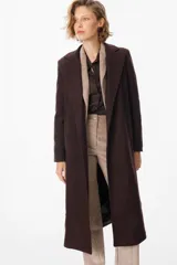 Tapado de paño en color gris oscuro, con solapas clásicas, corte recto y bolsillos laterales integrados.