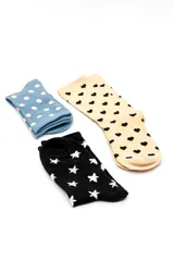 Pack de tres pares de medias crew con diferentes estampados: lunares blancos sobre fondo celeste, corazones negros sobre fondo beige y estrellas blancas sobre fondo negro.