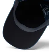 Gorra técnica azul con perforaciones láser transpirables y visera curvada. Incorpora tecnologías Omni-Shield y Omni-Wick para repeler líquidos y absorber el sudor, con cierre posterior ajustable de velcro.