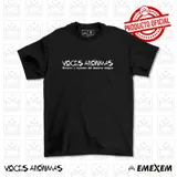 Remera negra de algodón con estampa frontal en color blanco que incluye el logo y el eslogan de Voces Anónimas.