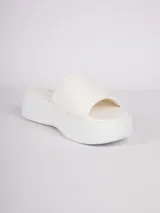 Sandalia tipo chinela con plataforma, de diseño minimalista con tira ancha acolchada en color tostado.