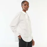 Camisa de popelina blanca de corte clásico, con cuello camisero, cierre frontal de botones y mangas largas con puños abotonados.