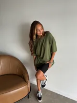 Remerón negro de manga corta, corte holgado y tejido de punto acanalado.