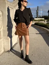 Blusa negra de corte holgado con mangas largas abullonadas y bordado de cebra en la espalda.