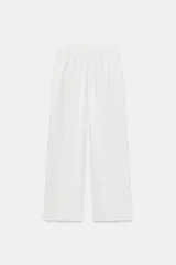 Pantalón recto de lino color verde militar, de tiro medio con cintura elástica ajustable mediante cordón y bolsillos delanteros.