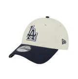 Gorra New Era 9FORTY de Los Angeles Dodgers, color beige con visera y botón superior en azul marino, con el logo del equipo bordado en el frente.