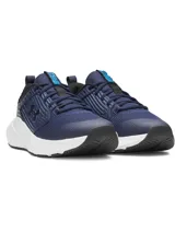 Championes de entrenamiento Under Armour modelo Charged Commit TR 4, color azul marino con detalles en negro y suela blanca. Presentan parte superior de malla transpirable con refuerzos laterales texturizados y logo de la marca en el costado.