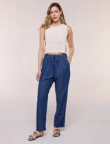 Pantalón de algodón Dash color azul, con cintura elástica y cordón ajustable. Cuenta con bolsillos delanteros y diseño de corte recto.