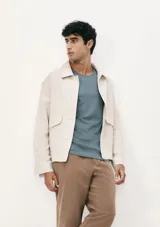 Musculosa blanca de corte recto y cuello redondo.