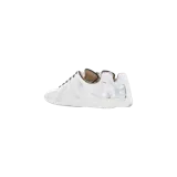 Championes Maison Margiela modelo Replica, con efecto de pintura blanca desgastada sobre base de cuero y suela de goma texturizada.