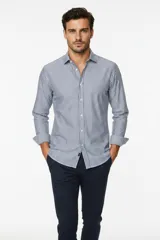 Camisa de algodón de manga larga con diseño de rayas verticales en tonos gris y blanco, cuello camisero clásico y cierre frontal con botones.