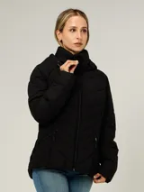 Campera ligera acolchada de corte entallado, con cuello alto, capucha ajustable y cierre frontal de cremallera. Presenta diseño de costuras en V, bolsillos laterales con cierre y logo de la marca en el pecho.