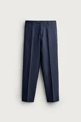 Pantalón de traje de corte regular fit en color azul marino, confeccionado en una mezcla de lino y lana. Cuenta con bolsillos delanteros, bolsillos traseros de doble vivo con botón y raya marcada en el centro de las piernas.