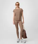Remera deportiva de microfibra texturizada color marrón, con mangas cortas y recortes en los laterales.