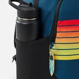 Mochila Rip Curl Ozone Cool de 30 litros, color azul con diseño de franjas horizontales degradadas en tonos rojos, naranjas y amarillos en el bolsillo frontal. Incluye el logo de la marca bordado en la parte superior y detalles en negro.