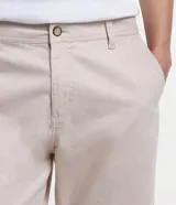 Bermuda de sarga color blanco, de corte recto y diseño básico con bolsillos laterales y traseros.